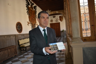 El presidente del TSJA, Lorenzo del Río, muestra la Memoria del alto ribunal andaluz correspondiente al año pasado